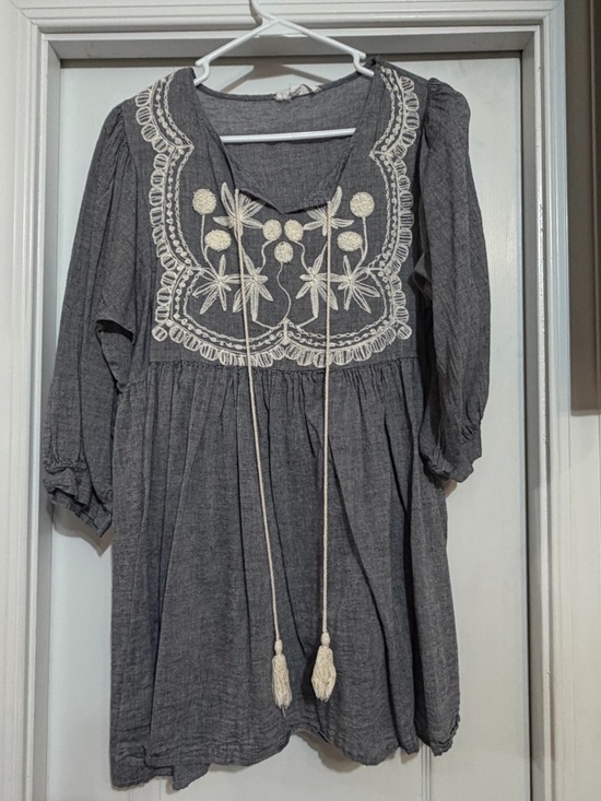 TALULAH Dresses & Skirts - TALULAH Chalk Gray Textured Top with Cream Trim